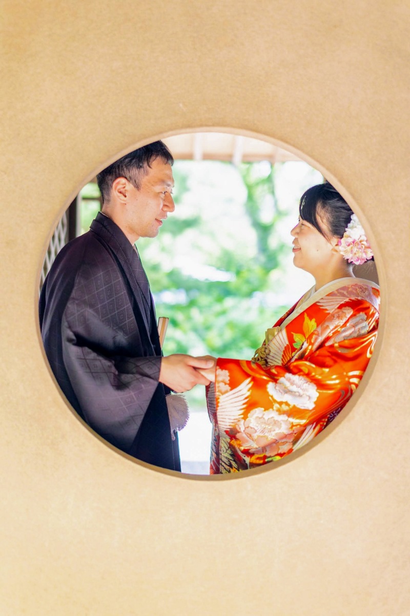 円窓の向こう、二人の世界と優しい光