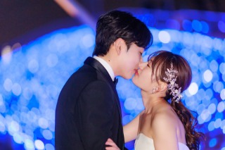 日の入り後のナイトタイムに大桟橋にてウエディングフォト