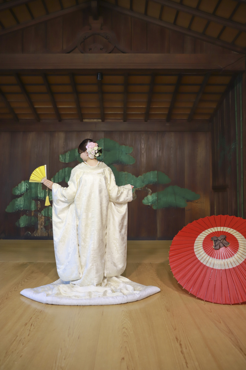 舞台に映える美しい後ろ姿