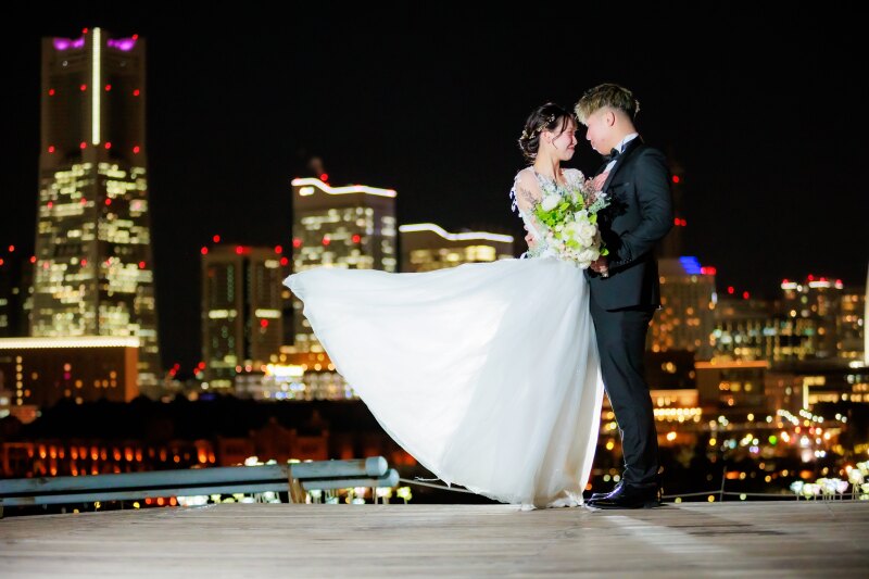 風になびくドレスが描く曲線美