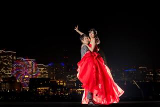 深紅の赤いドレスで大桟橋ナイトフォト