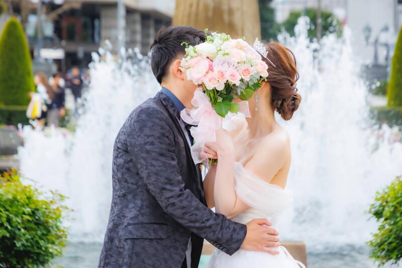 ブーケ越しに誓いのキスを