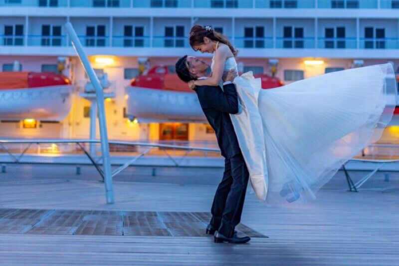 豪華客船を背に見つめ合って