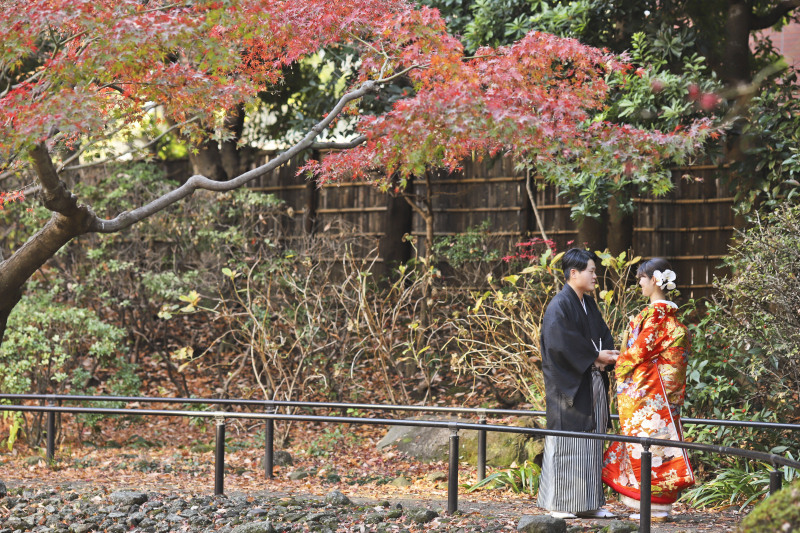 紅葉をバックに