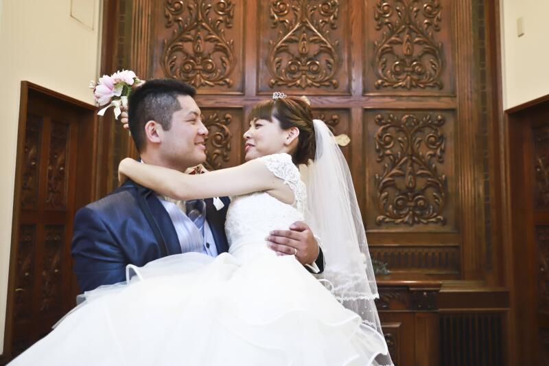 力強いハグと愛