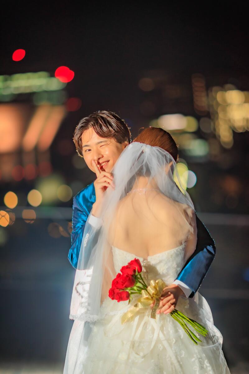 背中越しに花束を持って