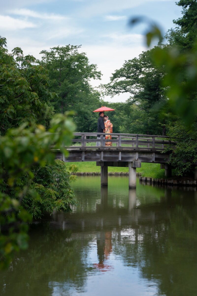 日本庭園定番の池と橋のシーンにて