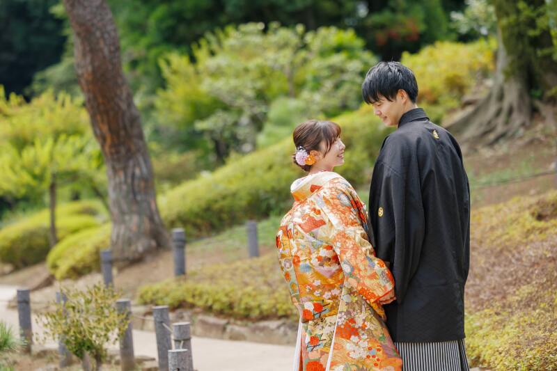 振り返る笑顔と豊かな緑