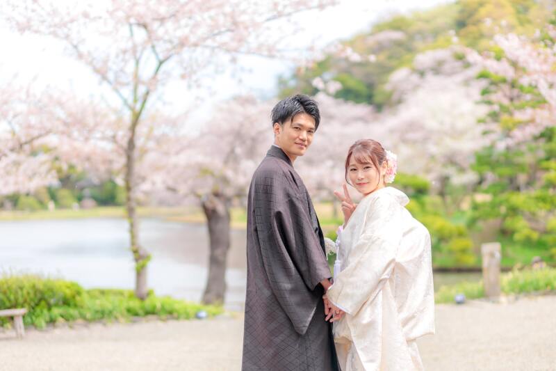 桜をバックに振り向きカット
