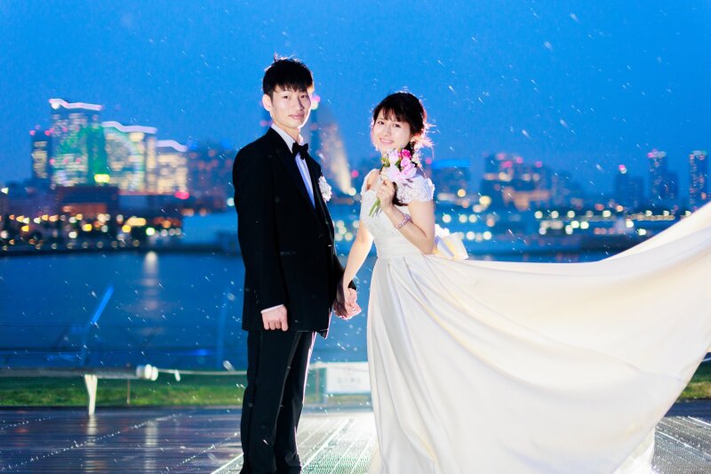 夜景と雨に包まれる二人