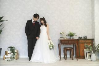 結婚式に使う素材として、シンプルなスタジオで前撮りウエディングフォト
