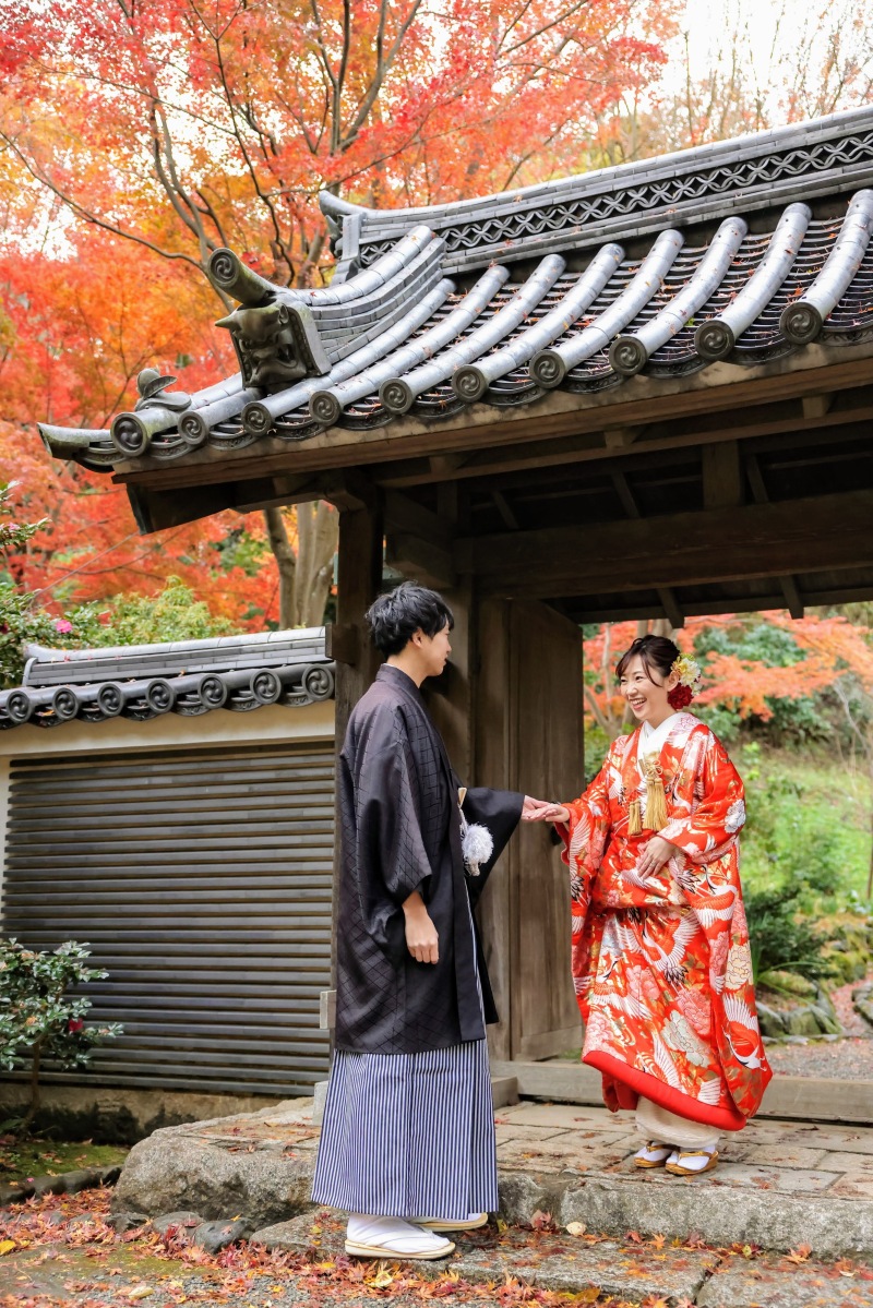 ご新婦様の手を引いて