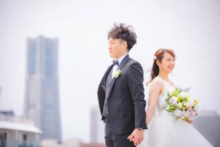 明るい時間の大桟橋で爽やかなウエディングフォトを