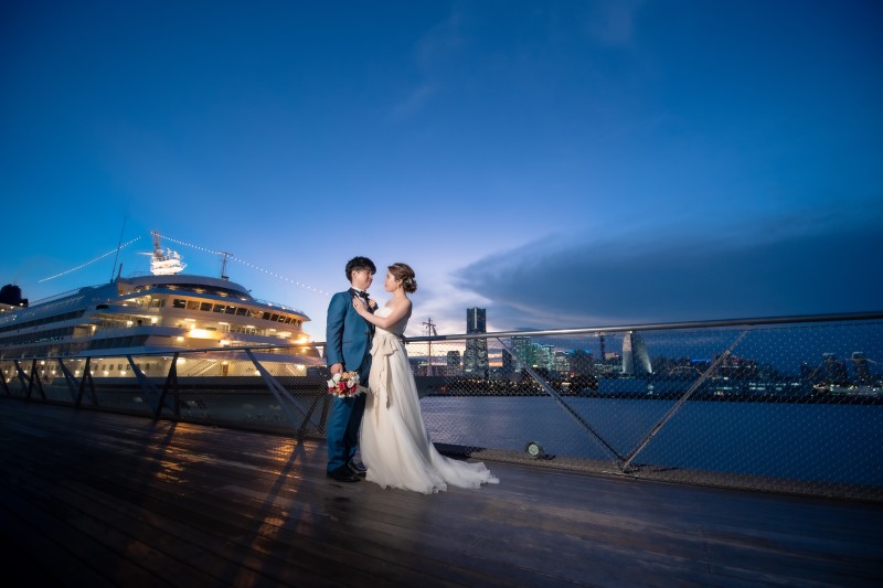 停泊中の船をバックに