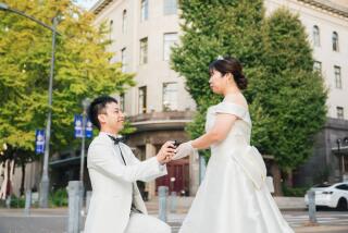 プロポーズされた思い出のレストランをバックに