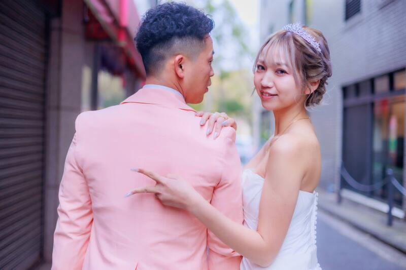 振り返ってピースサイン