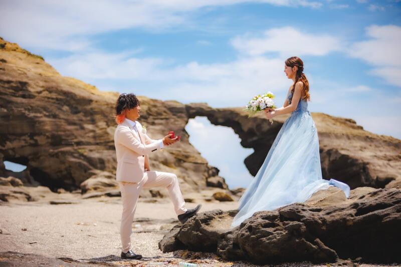 オシャレなおふたりの晴天の城ヶ島での洋装ロケ