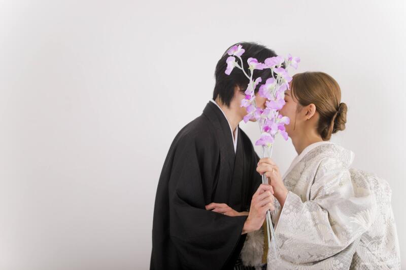 お花で口元を隠して