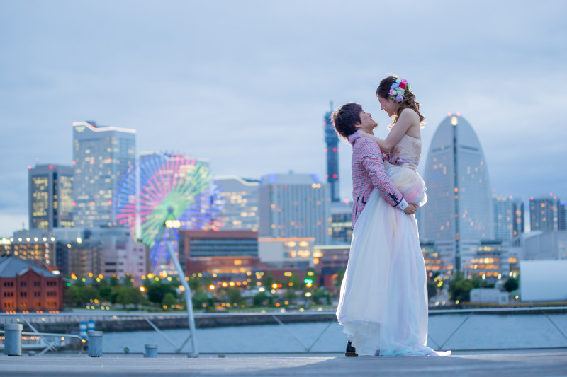 夜景を背に抱きかかえショット