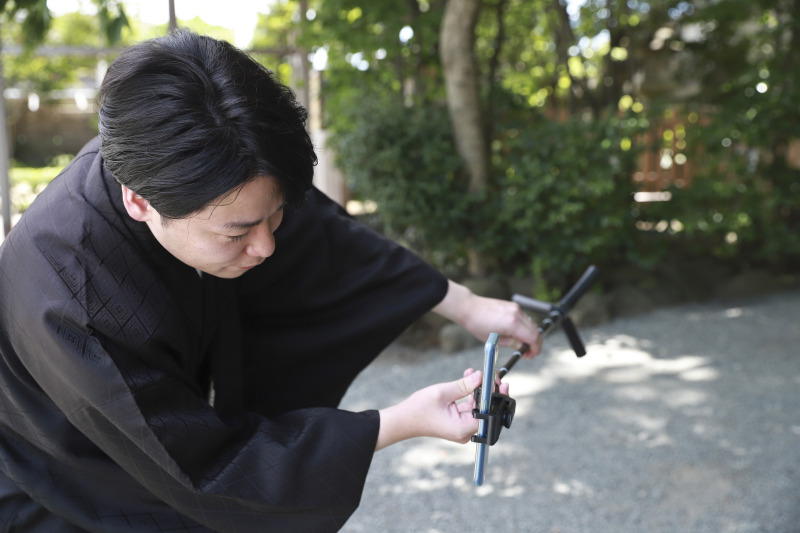横から!