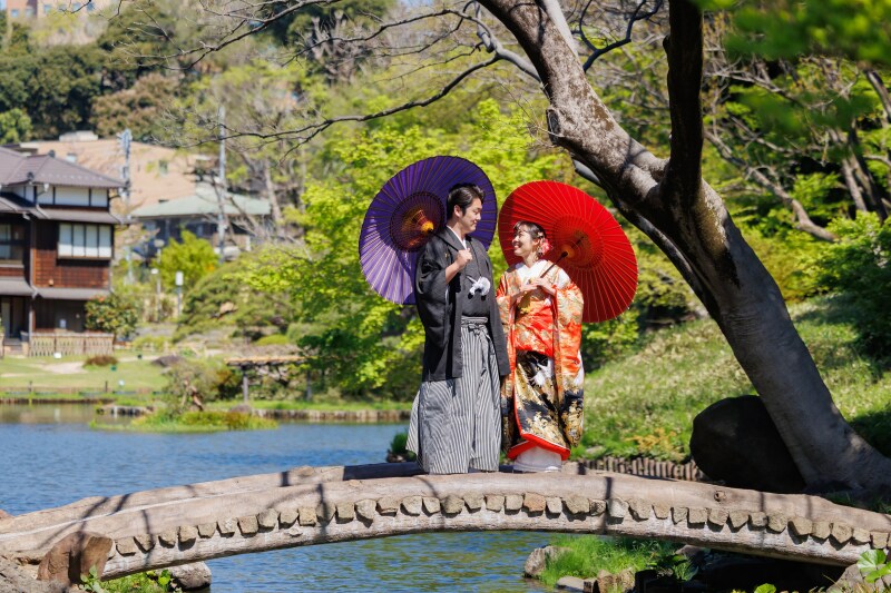 庭園の緑に朱色の色打掛が映える！笑顔あふれる和装ロケーションフォト体験レポート