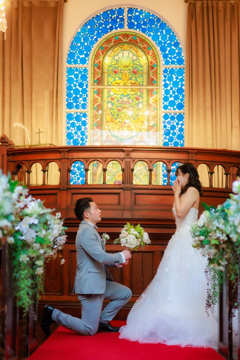 ステンドグラスの前で誓う想い