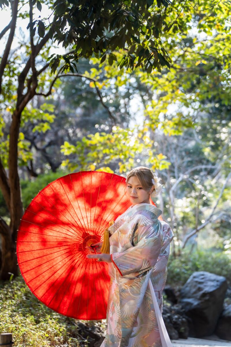 赤い番傘に映える横顔