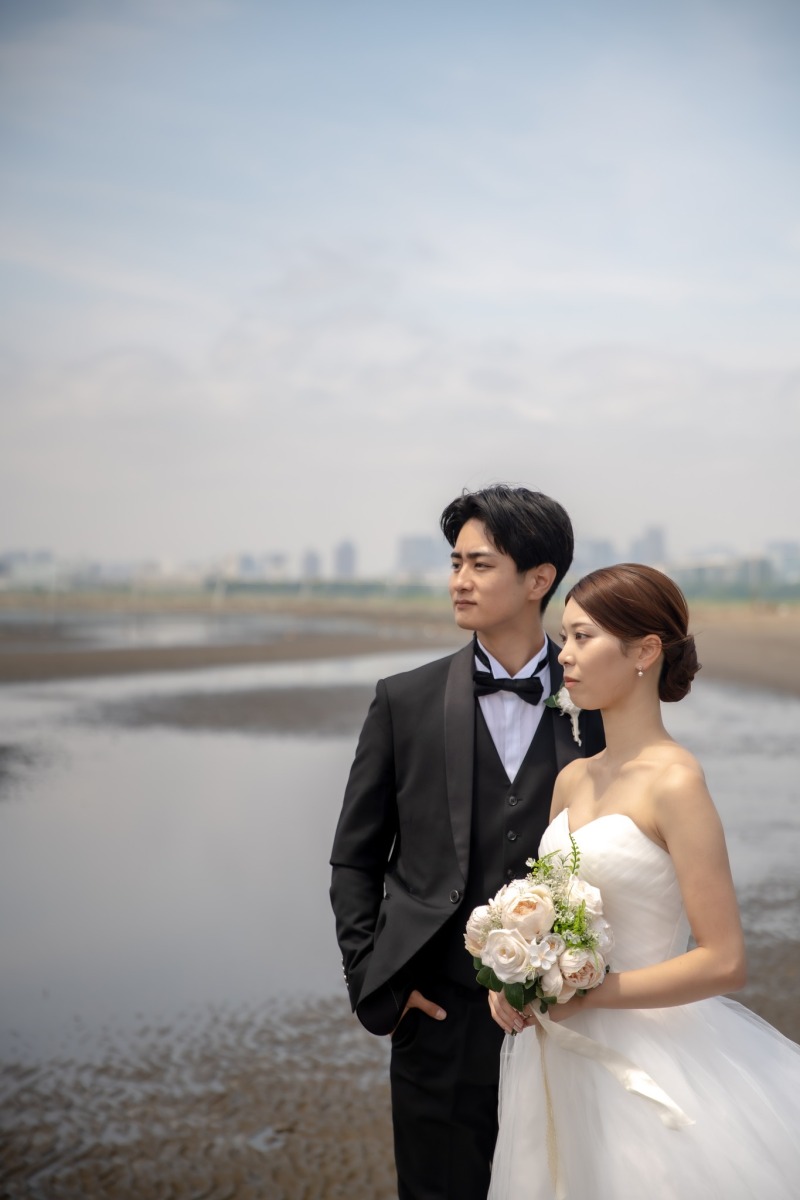 遠くの街並みを望む横顔のふたり