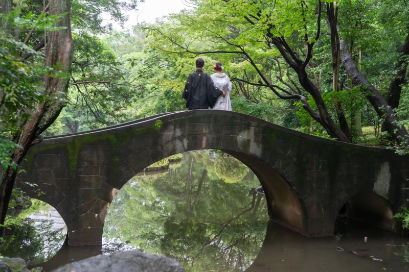 有栖川庭園の石橋に佇む後ろ姿