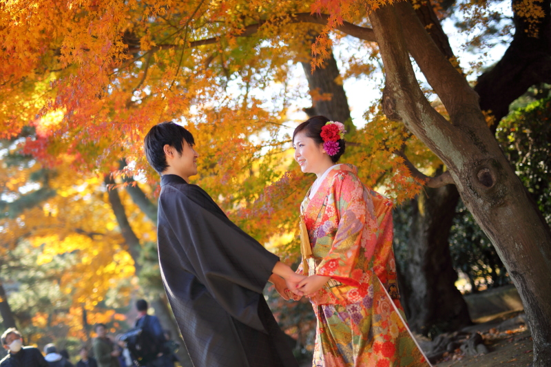 紅葉をバックに色打掛で