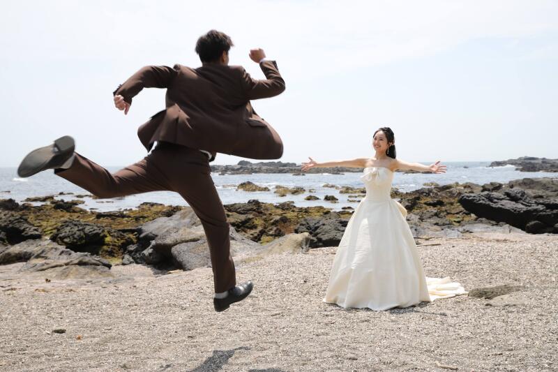 新婦の胸に飛び込んで行くカット