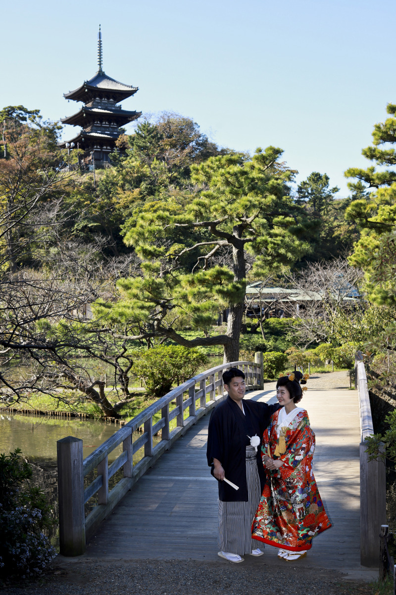 三重塔をバックに
