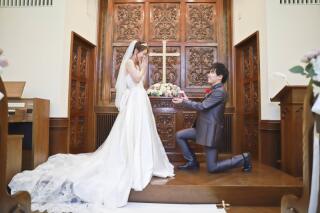 結婚式さながらのクラッシックなチャペルにて