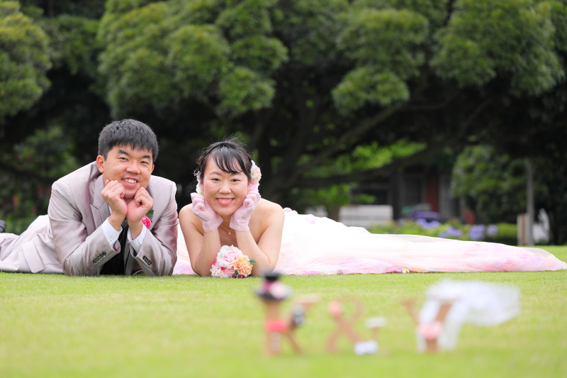 芝生に寝そべりポーズ