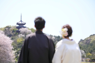 満開の桜の時期に庭園で撮る和装2点ロケ撮影