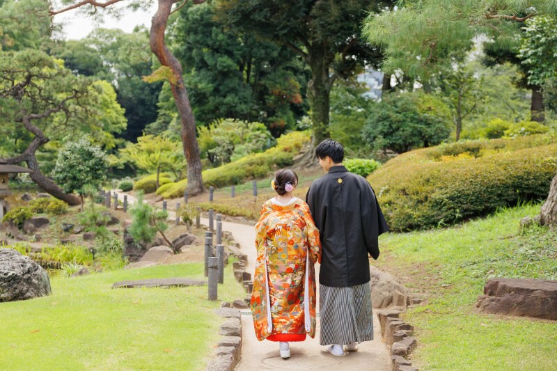 色打掛に着替え庭園の小道へ