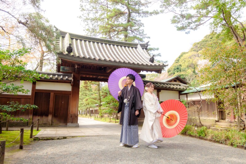 和風建築をバックに