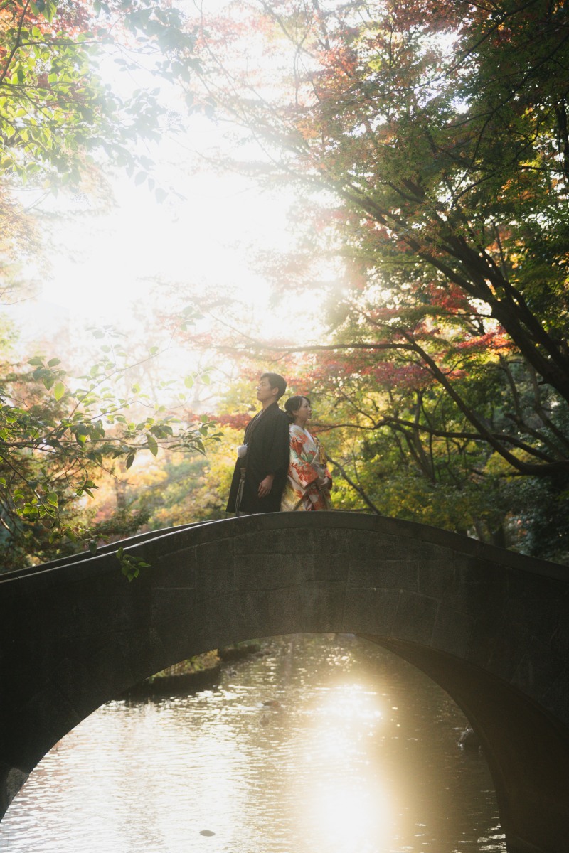 紅葉越しに佇む二人