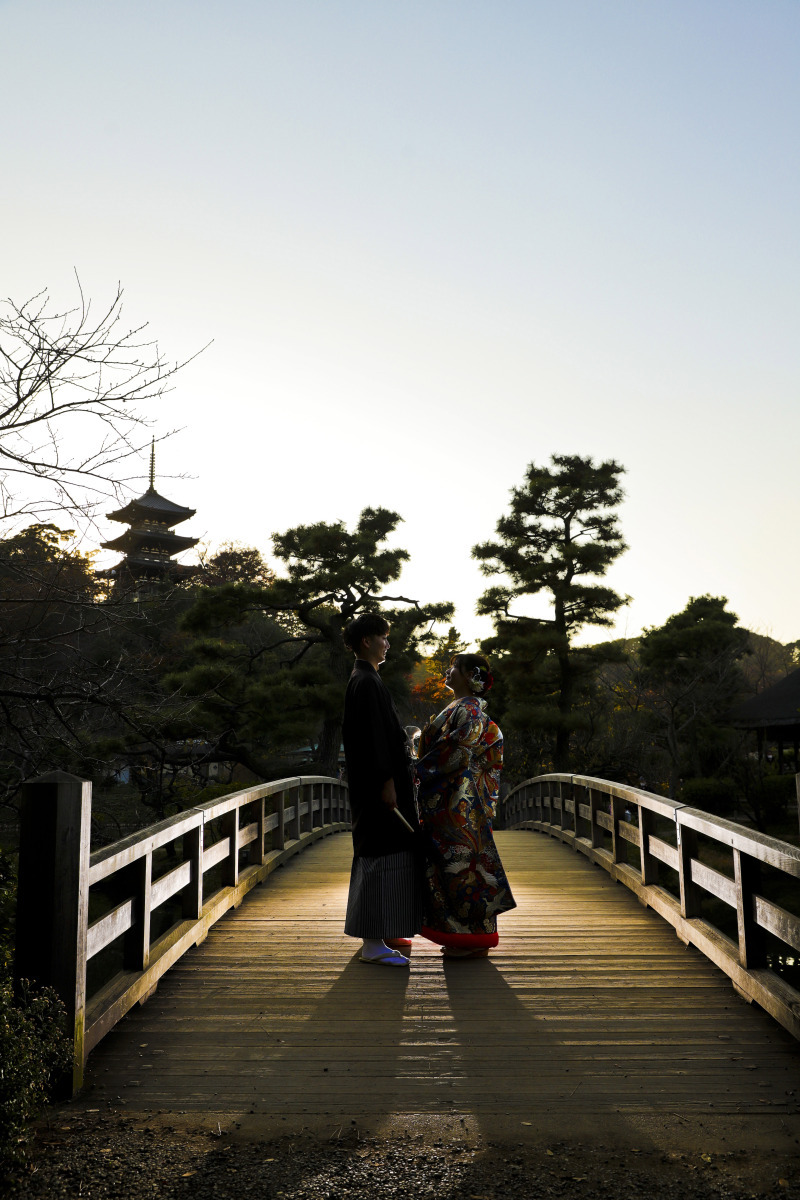 黄金の光の中、未来への橋を渡る