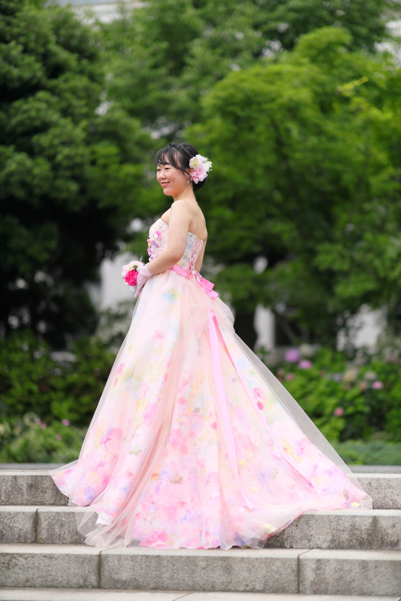 新緑と華やかなドレスにうっとり