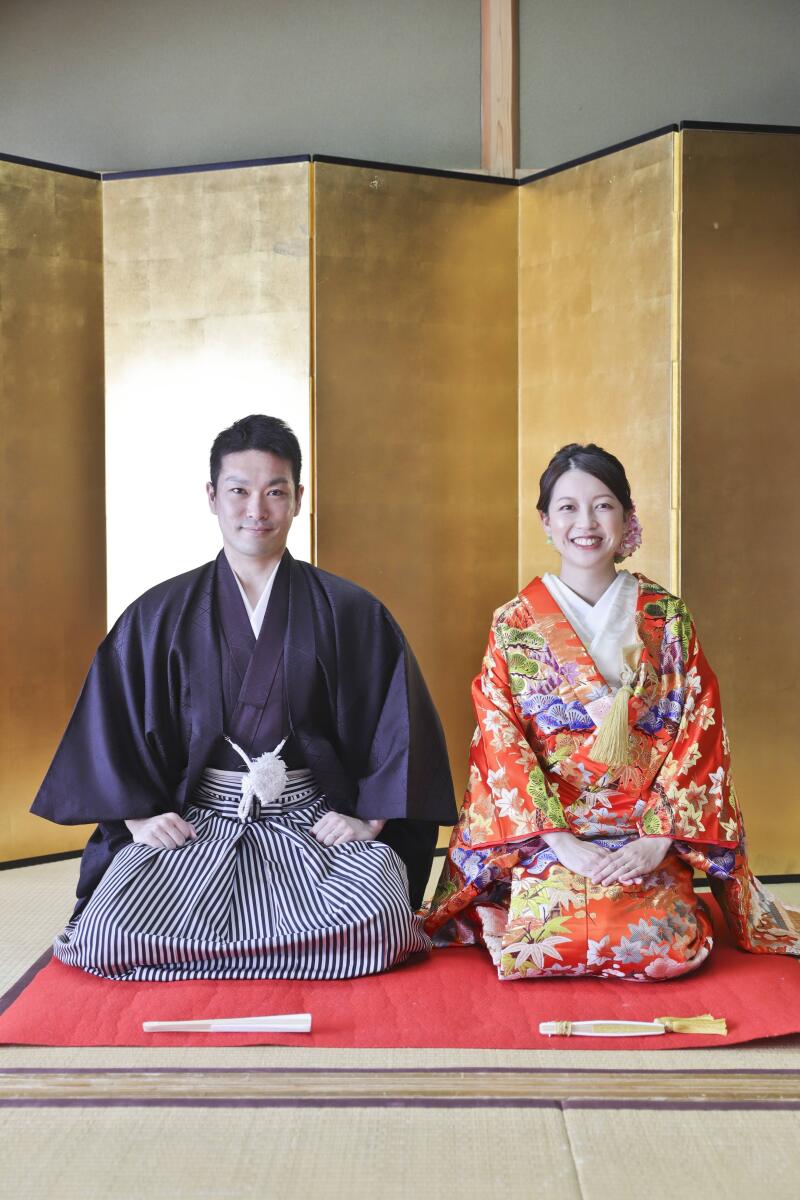 正座で真剣な表情