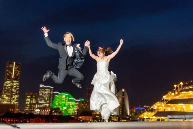 夜空へ向かって全力のジャンプ