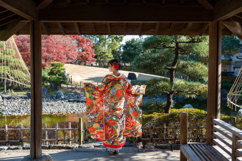 【花畑記念庭園】紅葉と冬空、色打掛から白無垢へ彩り変わる横浜和装前撮り
