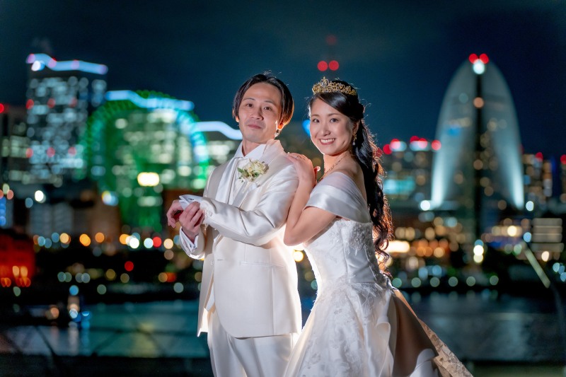 ご新郎様の背中に寄り添うご新婦様の笑顔ショット