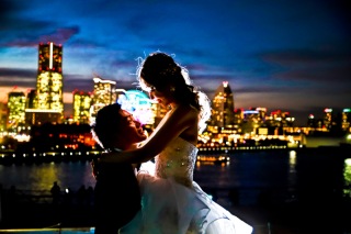 伝統あるチャペルと横浜大さん橋の夜景を楽しむ！光の演出で綴る特別な結婚写真物語