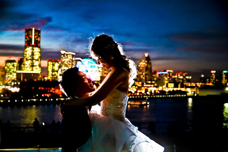 伝統あるチャペルと横浜大さん橋の夜景を楽しむ！光の演出で綴る特別な結婚写真物語