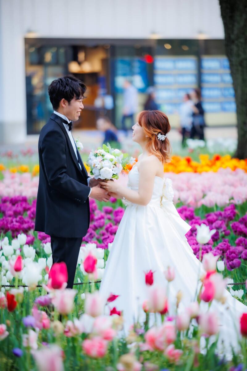 お花に囲まれて向き合いポーズで