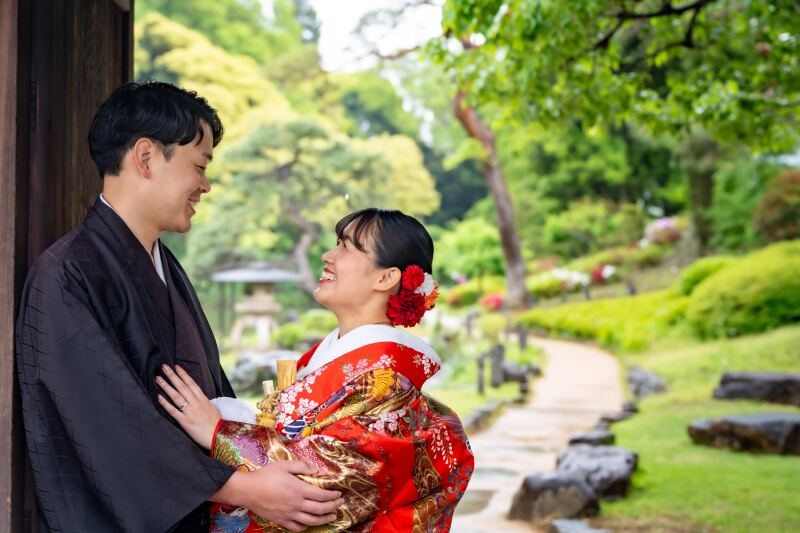 溢れる笑顔、見つめ合えば自然体な二人