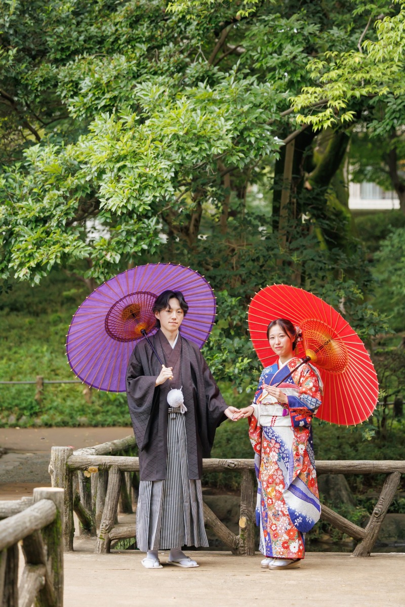 振り返る先の和傘の彩り