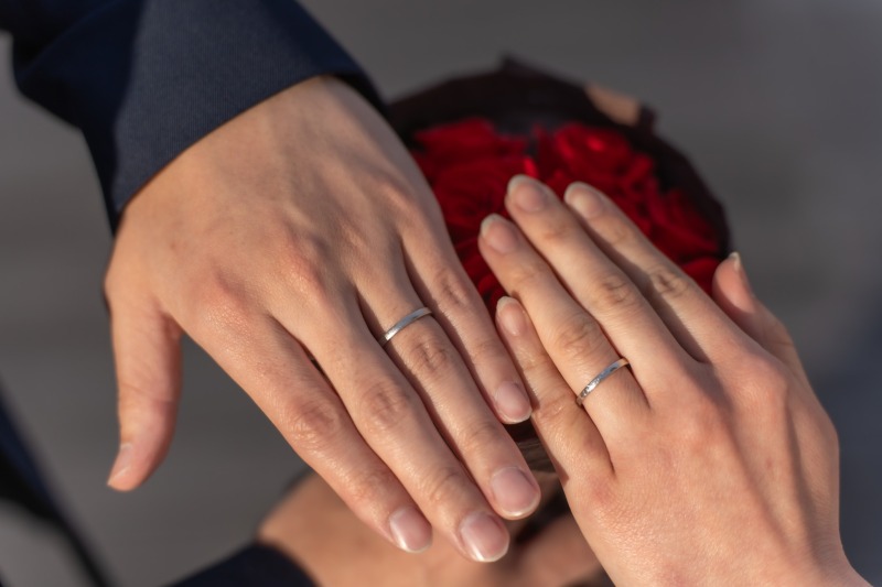 赤い薔薇と結婚指輪